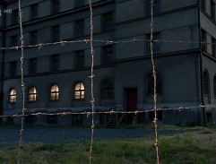 Vězeňská budova v noci
