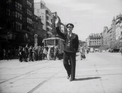 Strážník zastavuje tramvaj