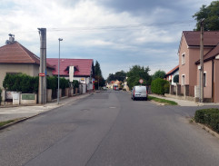 V autě