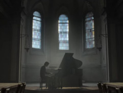 Rigel hraje na klavír