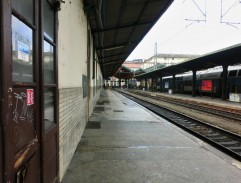 Alex na nástupišti