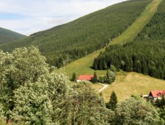 lidé stavějí sněhuláka