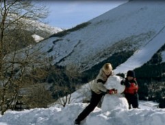 lidé stavějí sněhuláka