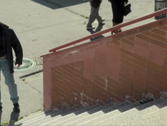 Miki čaká pri schodoch