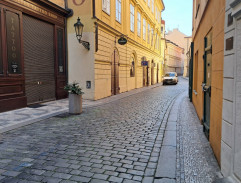 Před obchodem