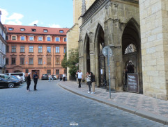 U kostela
