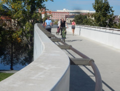 Eliška a Tomášek jdou přes most