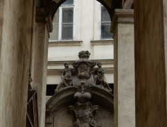 U kostela