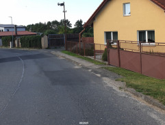 V autě
