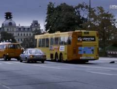 V autobuse, hledá Veroniku