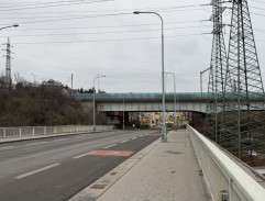 Securiťák na mostě