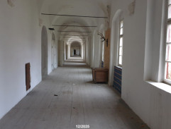 Před pokojem sestry Marie II