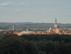 Město za lesem