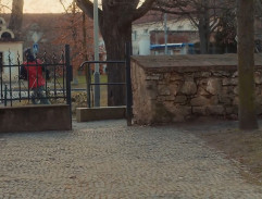 Před kostelem