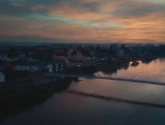 Lávka přes řeku