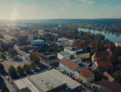 Město