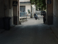 V průjezdu