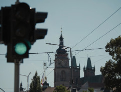 Pohled na věž přes most