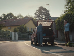 Před domem vikiny matky