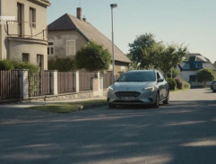 Před domem Zázvorkových