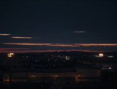 Noční záběr na továrnu