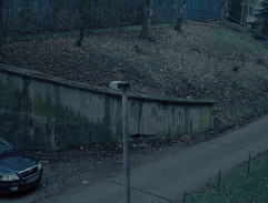 V autě