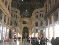 Fabietto přichází do Gallerie Umberto