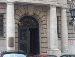 před sídlem gestapa