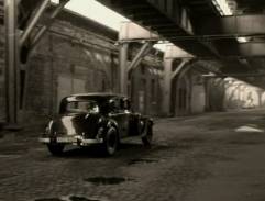 Řidič ve starém Mercedesu