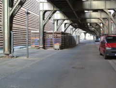 Řidič ve starém Mercedesu