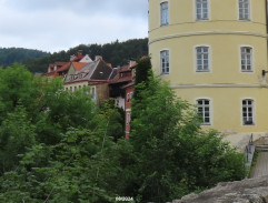 Vysoká modrá zeď