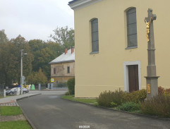 U kostela