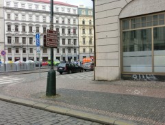 Klára před bankou