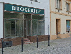 Před drogerií
