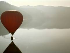 Balón v jezeře