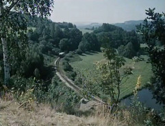 Vlak se svatebčany jede do Hoštic