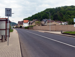 pri autobusovej zastávke