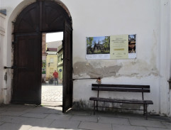 U vchodu do kláštera