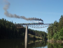 Automobilová honička na železničním mostě