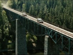 Automobilová honička na železničním mostě