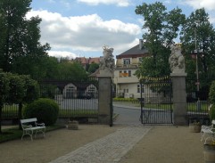 výjazd zo zámku Drahoslavice