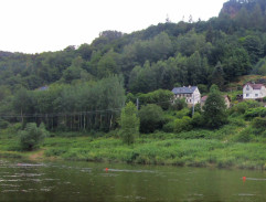 Domy u řeky