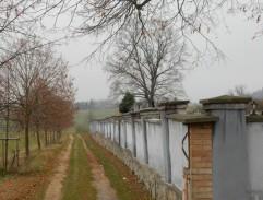 U hřbitovní zdi