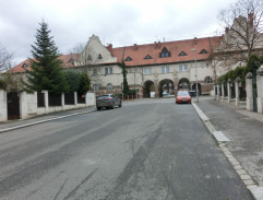 Před Olinčiným domem