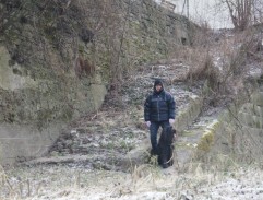 Na schodech u řeky