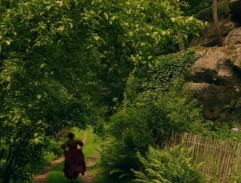 Anička běží do lesa