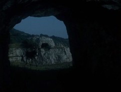 Osel u jeskyně