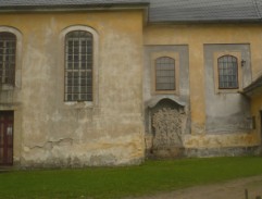 Před kostelem