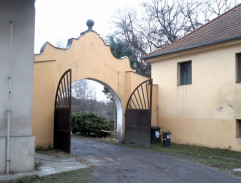 brána Pešákovho statku
