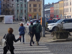 Rudi Lorenz krade motorku na náměstí